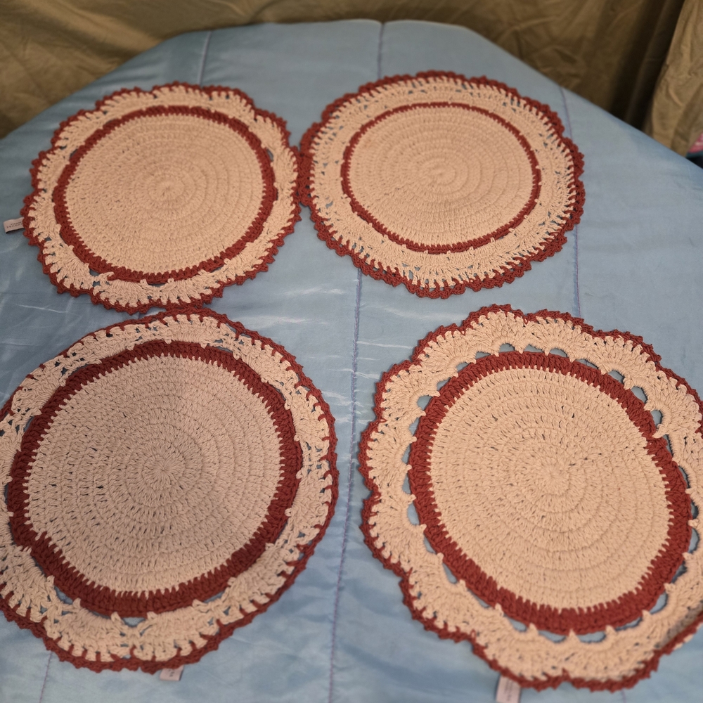 RACHEL ASHWELL FARMHOUSE ROUND Placemats (4) 15 INCH CROCHETED RUST EDGE